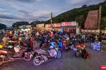 Đoàn người rời TP HCM bằng xe máy tại khu vực đỉnh đèo Hải Vân (Đà Nẵng) (ảnh do lực lượng CSGT cung cấp)