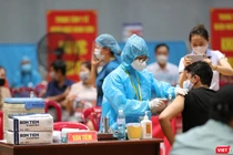 Lực lượng y tế Đà Nẵng tiêm vaccine phòng COVID-19 cho người dân