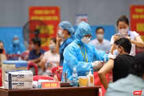 Lực lượng y tế Đà Nẵng tiêm vaccine phòng COVID-19 cho người dân