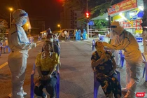 Lực lượng y tế Đà Nẵng lấy mẫu xét nghiệm COVID-19 xuyên đêm