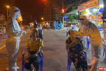 Lực lượng y tế Đà Nẵng lấy mẫu xét nghiệm COVID-19 xuyên đêm