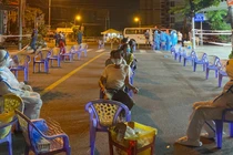Lực lượng y tế Đà Nẵng lấy mẫu xét nghiệm COVID-19 cho người dân xuyên đêm để tăng cường công tác truy vết, ngăn chặn dịch bệnh lây lan