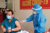 Nhân viên y tế tuyến đầu chống dịch ở Đà Nẵng được tiêm vaccine phòng COVID-19
