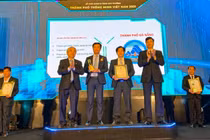 Đại diện TP Đà Nẵng nhận giải thưởng TP Thông minh Việt Nam 2021