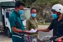 Tổ công tác của UBND phường Vĩnh Hoà kiểm tra và thu giữ giấy tờ, phương tiện của công dân Trần Văn Em (ảnh chụp lại từ clip)