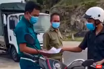 Tổ công tác của UBND phường Vĩnh Hoà kiểm tra và thu giữ giấy tờ, phương tiện của công dân Trần Văn Em (ảnh chụp lại từ clip)