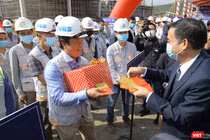 Ông Lê Trung Chinh - Chủ tịch UBND TP Đà Nẵng tặng quà đầu năm cho công nhân trên công trường xây dựng tại Khu Công nghệ thông tin (CNTT) tập trung Đà Nẵng 