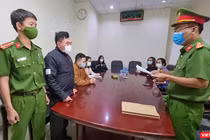 Cơ quan Công an tống đạt quyết định khởi tố vụ án, khởi tố bị can, bắt tạm giam 4 tháng và thực hiện khám xét nơi làm việc của ông Nguyễn Quang Trung - Tổng Giám đốc Công ty CP Đầu tư phát triển nhà Đà Nẵng.