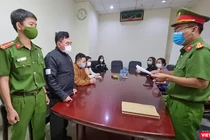 Cơ quan Công an tống đạt quyết định khởi tố vụ án, khởi tố bị can, bắt tạm giam 4 tháng và thực hiện khám xét nơi làm việc của ông Nguyễn Quang Trung - Tổng Giám đốc Công ty CP Đầu tư phát triển nhà Đà Nẵng.