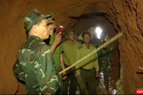 Lực lượng quân đội của Bộ Chỉ huy Quân sự TP Đà Nẵng lên phương án đánh sập các hầm vàng khai thác trái phép (Ảnh Bộ CHQS cung cấp)