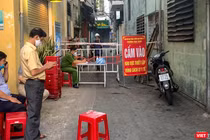 Lực lượng y tế phong toả khu vực ngay sau khi phát hiện ca mắc COVID-19 mới trong cộng đồng