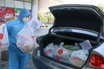 Một Shipper ở Đà Nẵng chuẩn bị hàng đi giao cho người mua