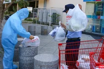 Shipper ở Đà Nẵng mua hàng tại siêu thị để cung cấp thực phẩm thiết yếu cho khách
