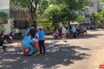 Lực lượng y tế lẫy mẫu xét nghiệm SARS-CoV-2 trong cộng đồng cho người dân Đà Nẵng