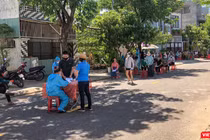 Lực lượng y tế lẫy mẫu xét nghiệm SARS-CoV-2 trong cộng đồng cho người dân Đà Nẵng