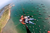 Biển Sơn Trà (Đà Nẵng) nhìn từ dù bay