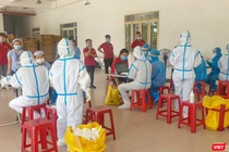 Lực lượng y tế lấy mẫu xét nghiệm SARS-CoV-2 cho công nhân làm việc tại các khu công nghiệp trên địa bàn TP Đà Nẵng