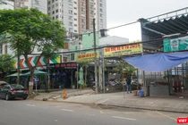 Lô đất 13-15 Nguyễn Chí Thanh có diện tích 851m2, được Đà Nẵng giao cho Công ty CP Đâu tư phát triển nhà Đà Nẵng thực hiện dự án xây dựng nhà chung cư từ năm 2010, nhưng hiện tại làm bãi đỗ xe và bán hàng ăn