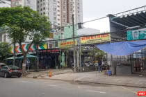 Lô đất 13-15 Nguyễn Chí Thanh có diện tích 851m2, được Đà Nẵng giao cho Công ty CP Đâu tư phát triển nhà Đà Nẵng thực hiện dự án xây dựng nhà chung cư từ năm 2010, nhưng hiện tại làm bãi đỗ xe và bán hàng ăn