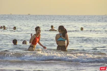 Sáng ngày 30/9, người dân Đà Nẵng đã được đi tắm biển sau 2 tháng giãn cách xã hội theo Chỉ thị 05/CT-UBND của Chủ tịch UBND TP