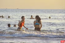 Sáng ngày 30/9, người dân Đà Nẵng đã được đi tắm biển sau 2 tháng giãn cách xã hội theo Chỉ thị 05/CT-UBND của Chủ tịch UBND TP