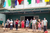 Người dân chung cư 12T3 (phường Nại Hiên Đông, quận Sơn Trà, TP Đà Nẵng) nghe đọc lệnh tháo dỡ phong toả cách ly y tế (Ảnh Khánh Hưng)