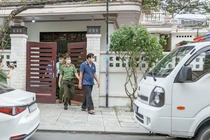 Công an TP Tam Kỳ (Quảng Nam) thực hiện lệnh bắt đối với ông Phạm Văn Điểu, Giám đốc Ban Quản lý dự án Đầu tư và xây dựng TP Hội An tại nhà riêng (Ảnh Long Phi)