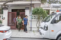 Công an TP Tam Kỳ (Quảng Nam) thực hiện lệnh bắt đối với ông Phạm Văn Điểu, Giám đốc Ban Quản lý dự án Đầu tư và xây dựng TP Hội An tại nhà riêng (Ảnh Long Phi)