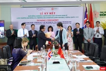 Bà Emily Hamblin - Tổng Lãnh sự Anh tại TP. Hồ Chí Minh chúc mừng ĐH Đông Á đã có ký kết hợp tác đào tạo với Đại học Liverpool John Moores (Vương Quốc Anh)