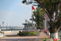 Một góc vỉa hè đường Bạch Đằng vắng bóng người qua