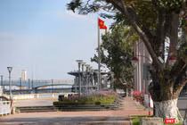 Một góc vỉa hè đường Bạch Đằng vắng bóng người qua