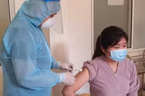 Nhân viên y tế tại Đà Nẵng được tiêm vắc xin phòng COVID-19