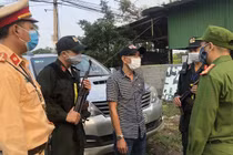 Lực lượng công an Đà Nẵng đang làm việc với tài xế Nguyễn Quách Nguyện 