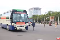 Sáng ngày 21/7, đoàn xe từ tỉnh Quảng Nam đi vào TP HCM, đón người dân địa phương có hoàn cảnh khó khăn do dịch COVID-19 về quê đã khởi hành