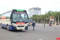 Sáng ngày 21/7, đoàn xe từ tỉnh Quảng Nam đi vào TP HCM, đón người dân địa phương có hoàn cảnh khó khăn do dịch COVID-19 về quê đã khởi hành