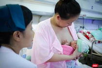 Sản phụ áp dụng kỹ thuật chăm trẻ sinh non theo phương pháp Kangaroo