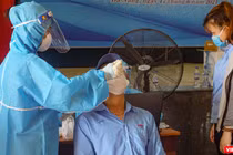 Lực lượng y tế lấy mẫu xét nghiệm COVID-19 cho công nhân Công ty TNHH điện tử Việt Hoa (KCN Hòa Khánh, Đà Nẵng)