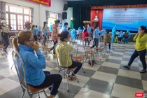 Lực lượng y tế lấy mẫu xét nghiệm COVID-19 tại Công ty TNHH điện tử Việt Hoa (KCN Hoà Khánh)