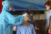 Lực lượng y tế lấy mẫu xét nghiệm COVID-19 cho công nhân Công ty TNHH điện tử Việt Hoa (KCN Hòa Khánh, Đà Nẵng)