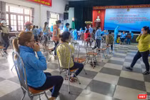 Lực lượng y tế lấy mẫu xét nghiệm COVID-19 cho người dân Đà Nẵng 