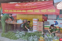 Lực lượng công an đang chuẩn bị đơn hàng tại một điểm cung ứng thực phẩm do Công an Đà Nẵng đảm nhiệm