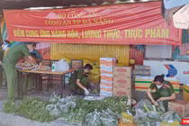 Lực lượng công an đang chuẩn bị đơn hàng tại một điểm cung ứng thực phẩm do Công an Đà Nẵng đảm nhiệm