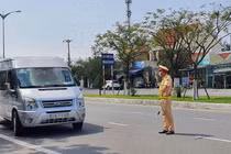 Lực lượng CSGT Công an TP Đà Nẵng kiểm soát người ra vào TP trong đợt dịch COVID-19 bùng phát đợt 3