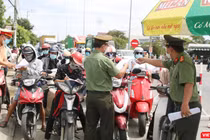 Người dân Quảng Nam từ Đà Nẵng trở về quê tại thời điểm áp dụng lệnh giãn cách xã hội khi dịch COVID-19 quay trở lại