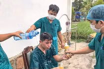 Một cán bộ y tế Đà Nẵng bị sốc do làm việc quá tải khi dịch COVID-19 bùng phát tại địa phương