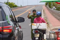 Lực lượng kiểm soát dịch Đà Nẵng hạn chế phương tiện giao thông lưu thông qua cầu Thuận Phước trong thời gian phong toả cứng toàn TP