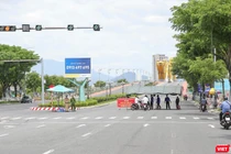 Chốt kiểm soát phòng dịch tại nút giao thông dẫn lên cầu Rồng, TP Đà Nẵng