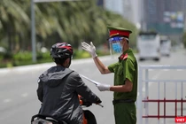 Lực lượng công an làm nhiệm vụ tại các chốt kiểm soát phòng dịch COVID-19 trên địa bàn TP Đà Nẵng