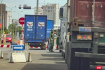 Lực lượng công an, quân đội kiểm soát phương tiện tại chốt kiểm soát ngã tư Ngô Quyền-Nguyễn Công Trứ, quận Sơn Trà, TP Đà Nẵng