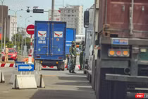 Lực lượng công an, quân đội kiểm soát phương tiện tại chốt kiểm soát ngã tư Ngô Quyền-Nguyễn Công Trứ, quận Sơn Trà, TP Đà Nẵng